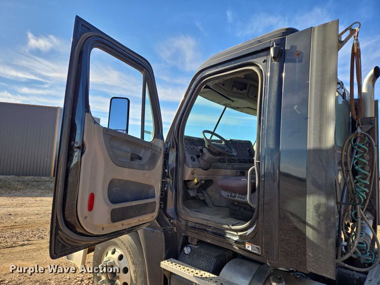 image for item DY1433 2011 Freightliner Cascadia semi truck