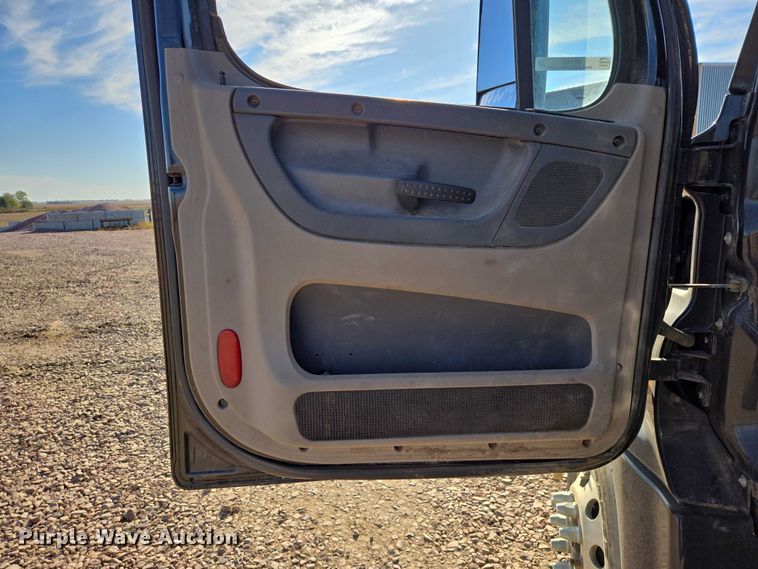 image for item DY1433 2011 Freightliner Cascadia semi truck