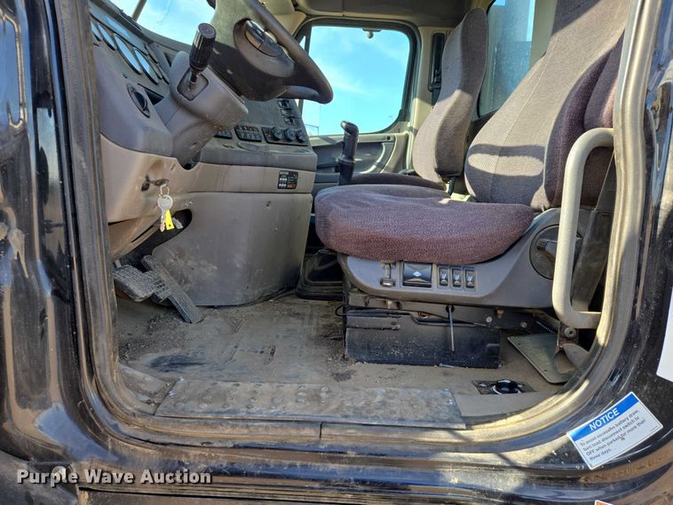 image for item DY1433 2011 Freightliner Cascadia semi truck