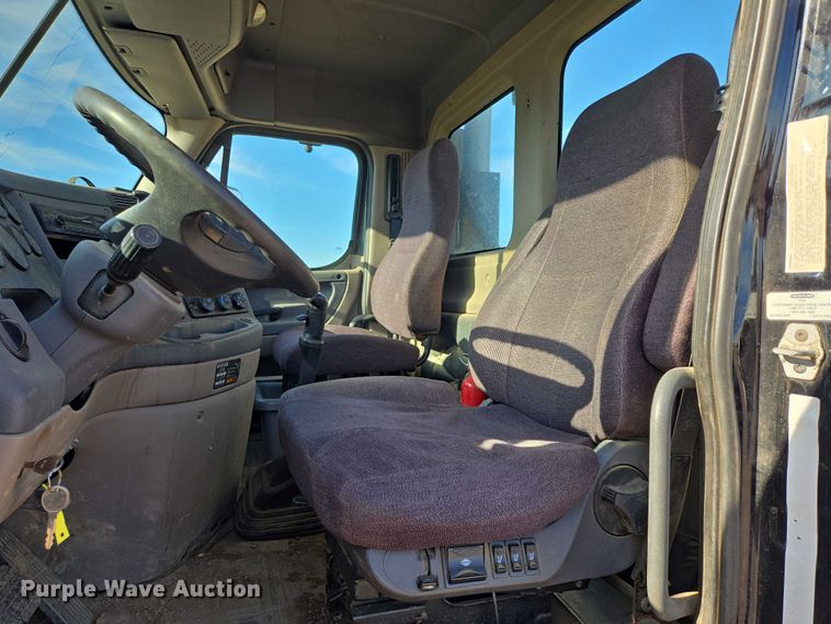 image for item DY1433 2011 Freightliner Cascadia semi truck