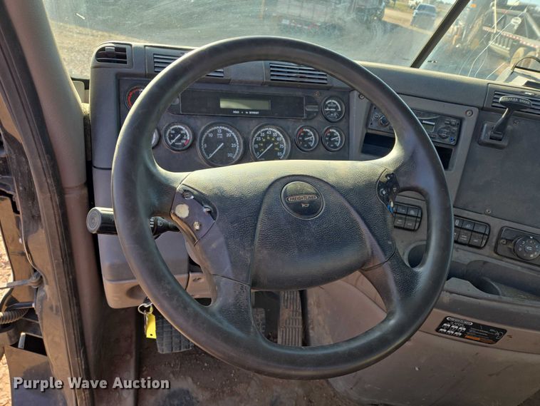 image for item DY1433 2011 Freightliner Cascadia semi truck