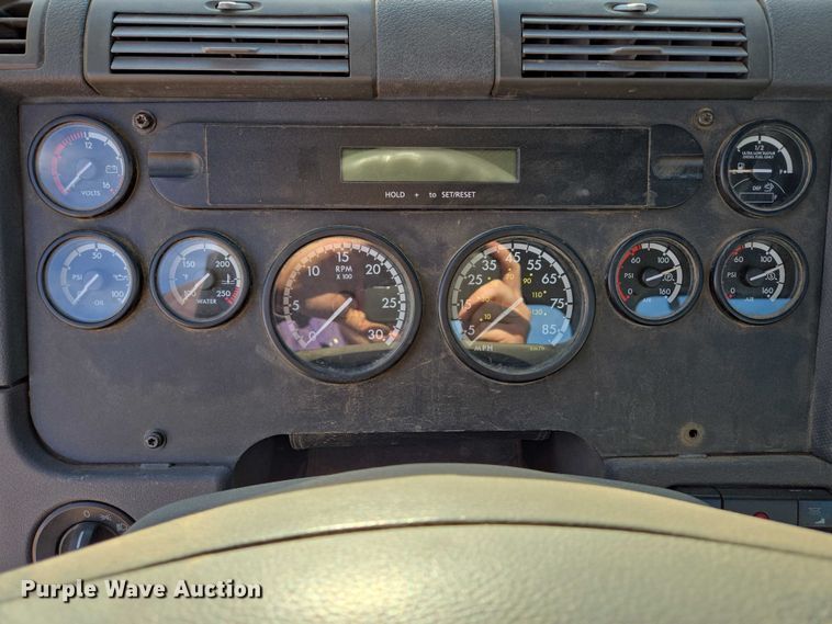 image for item DY1433 2011 Freightliner Cascadia semi truck