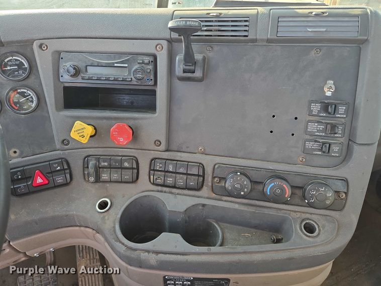 image for item DY1433 2011 Freightliner Cascadia semi truck