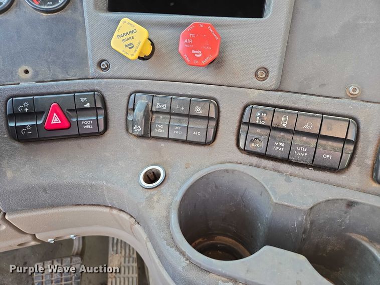 image for item DY1433 2011 Freightliner Cascadia semi truck