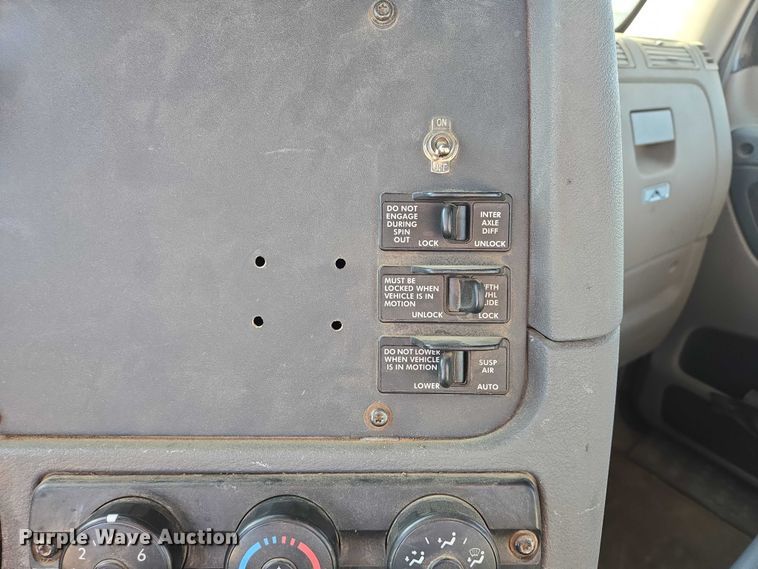 image for item DY1433 2011 Freightliner Cascadia semi truck