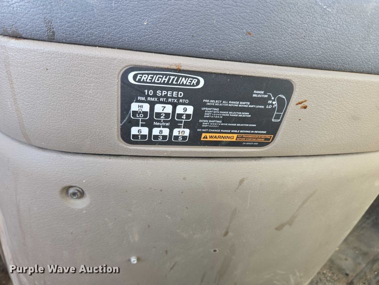 image for item DY1433 2011 Freightliner Cascadia semi truck