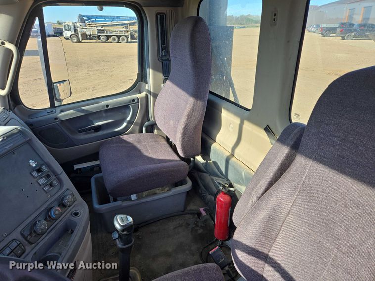 image for item DY1433 2011 Freightliner Cascadia semi truck