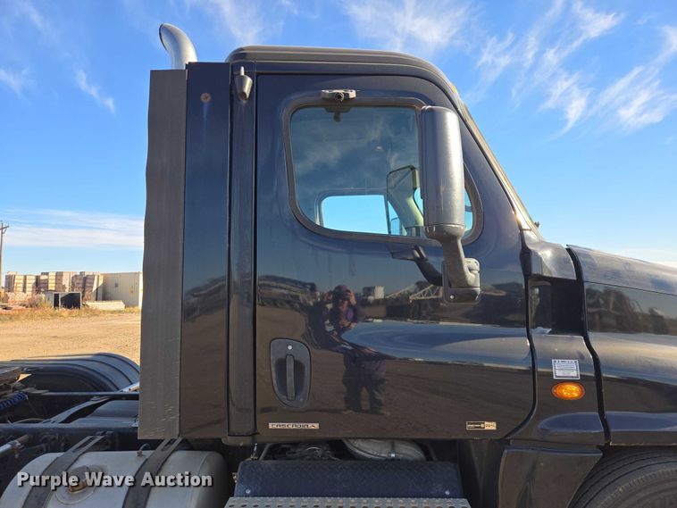 image for item DY1433 2011 Freightliner Cascadia semi truck