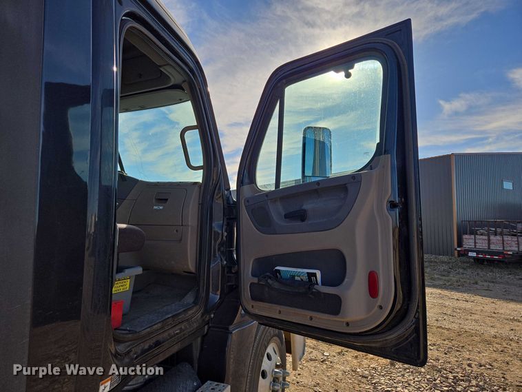 image for item DY1433 2011 Freightliner Cascadia semi truck