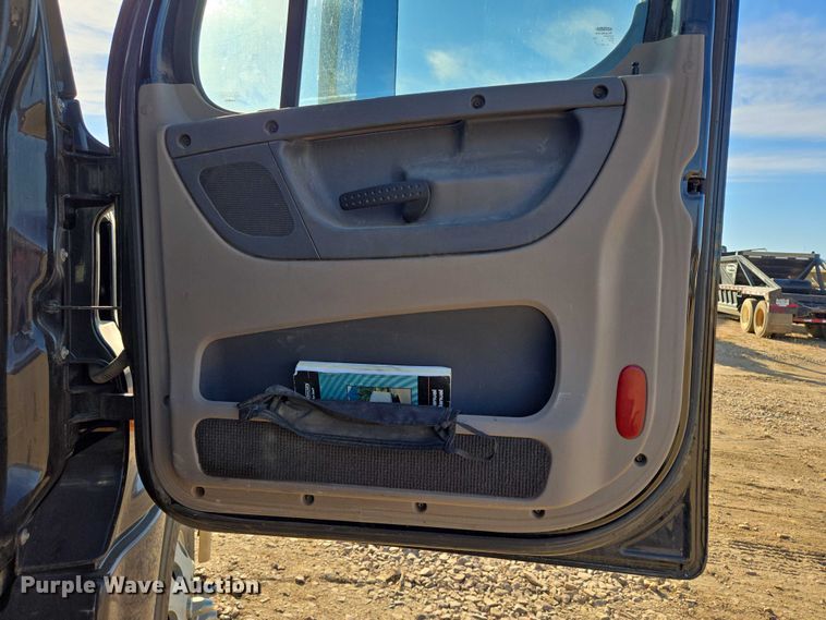 image for item DY1433 2011 Freightliner Cascadia semi truck