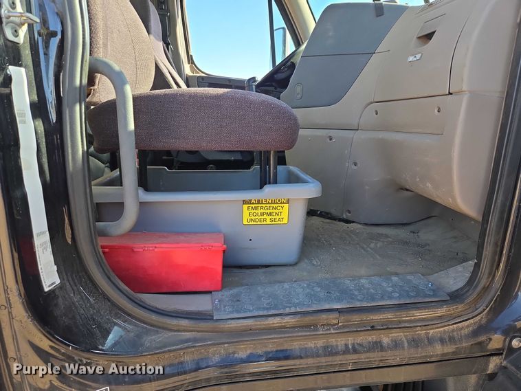 image for item DY1433 2011 Freightliner Cascadia semi truck