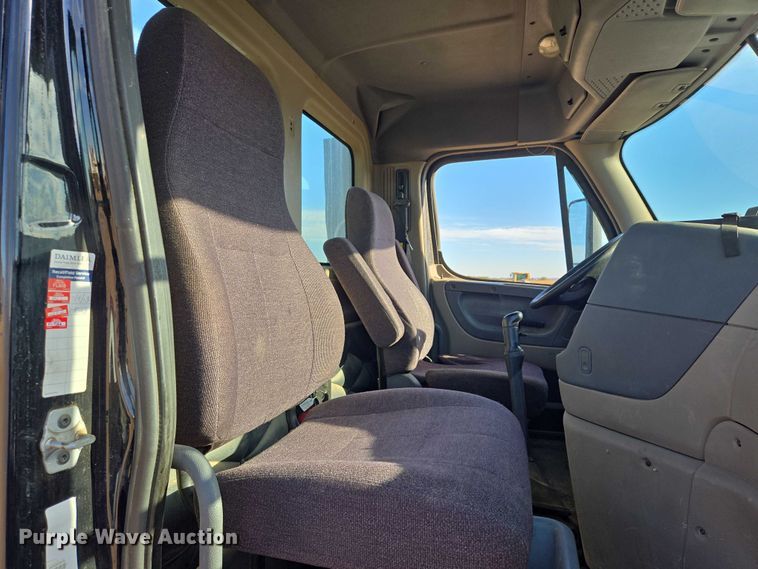 image for item DY1433 2011 Freightliner Cascadia semi truck