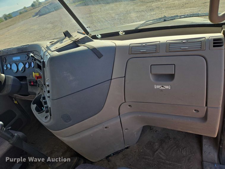 image for item DY1433 2011 Freightliner Cascadia semi truck