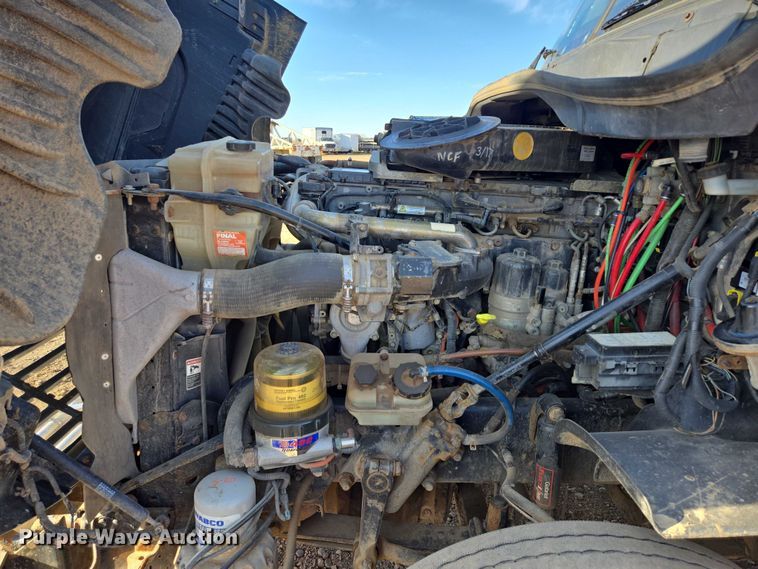 image for item DY1433 2011 Freightliner Cascadia semi truck