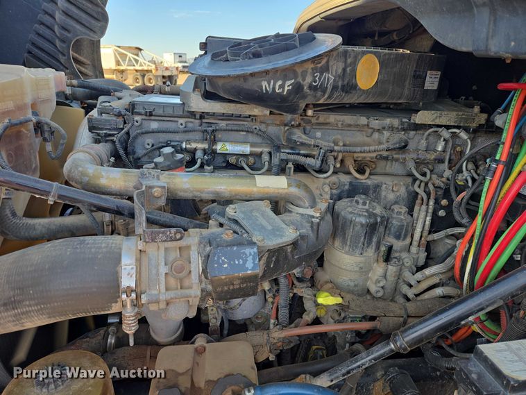 image for item DY1433 2011 Freightliner Cascadia semi truck