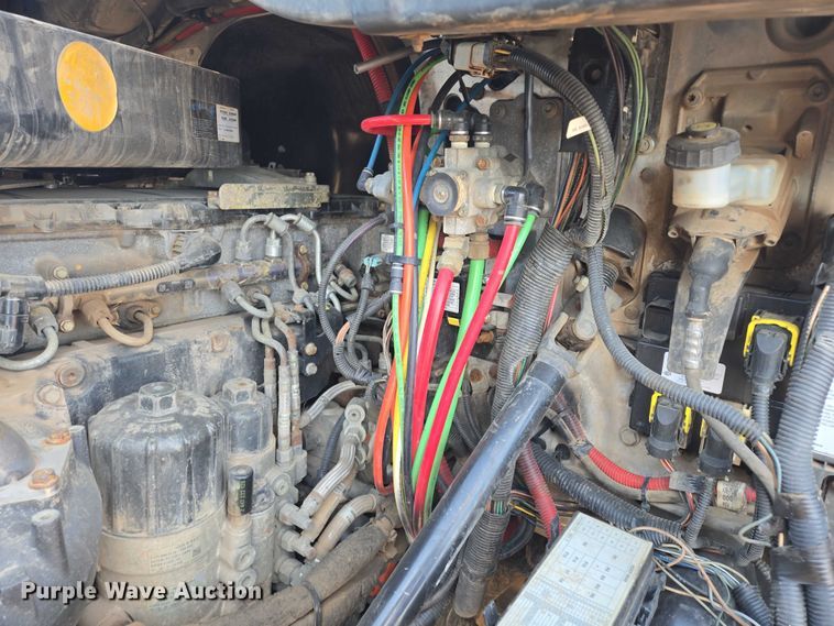 image for item DY1433 2011 Freightliner Cascadia semi truck