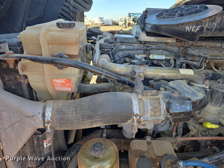 image for item DY1433 2011 Freightliner Cascadia semi truck