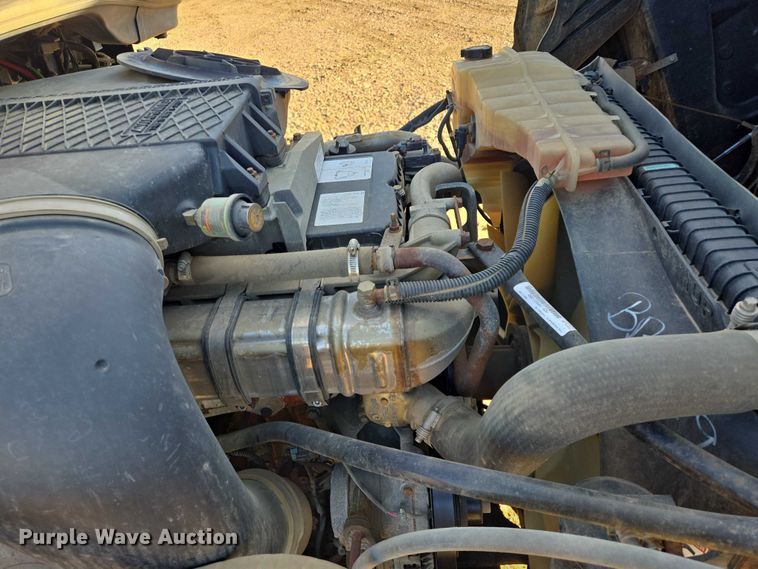 image for item DY1433 2011 Freightliner Cascadia semi truck