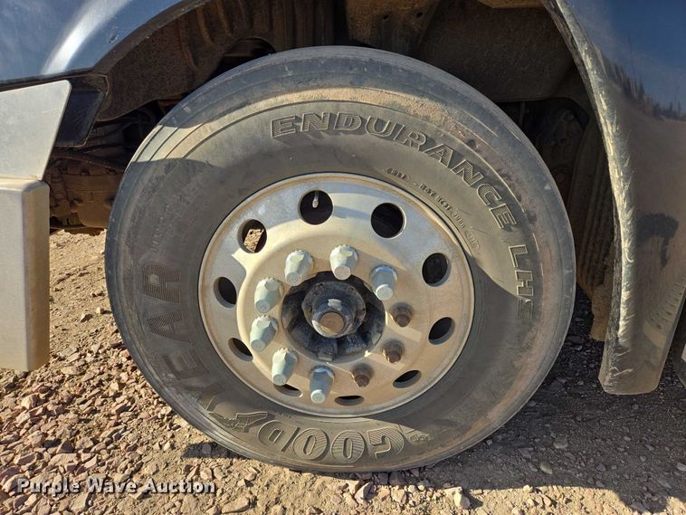 image for item DY1433 2011 Freightliner Cascadia semi truck