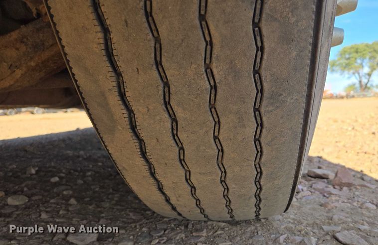 image for item DY1433 2011 Freightliner Cascadia semi truck