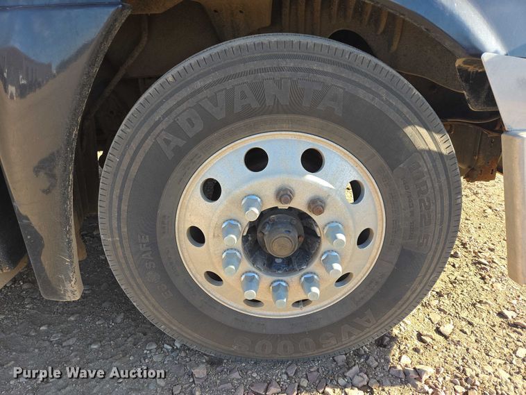 image for item DY1433 2011 Freightliner Cascadia semi truck