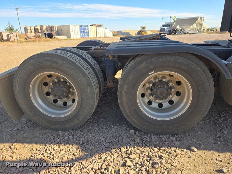 image for item DY1433 2011 Freightliner Cascadia semi truck