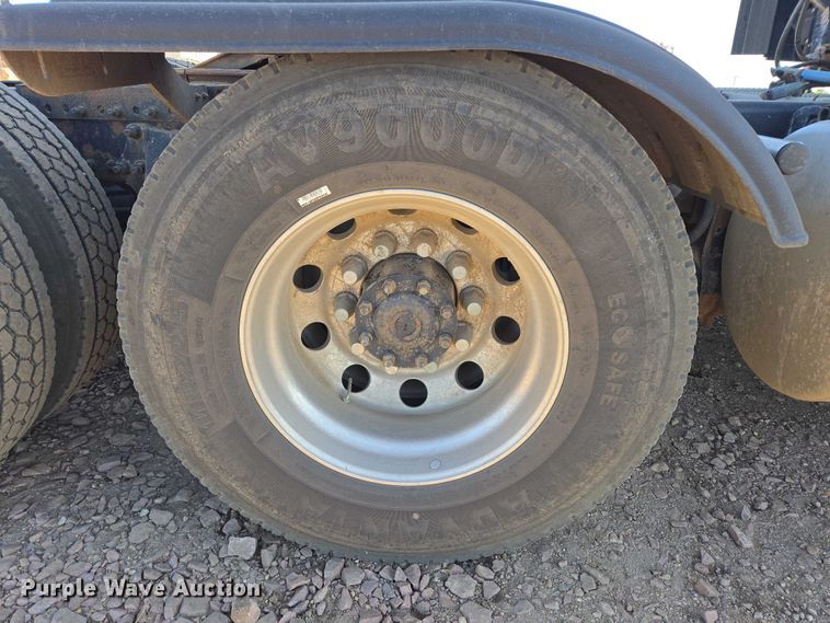 image for item DY1433 2011 Freightliner Cascadia semi truck