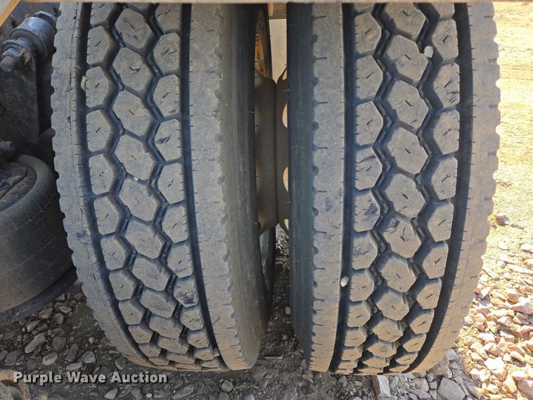 image for item DY1433 2011 Freightliner Cascadia semi truck