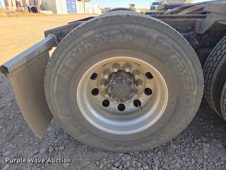 image for item DY1433 2011 Freightliner Cascadia semi truck