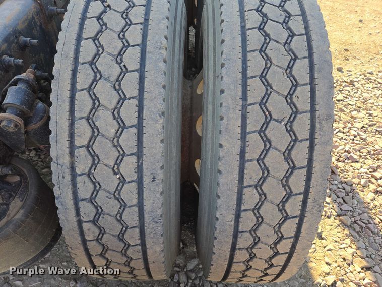 image for item DY1433 2011 Freightliner Cascadia semi truck