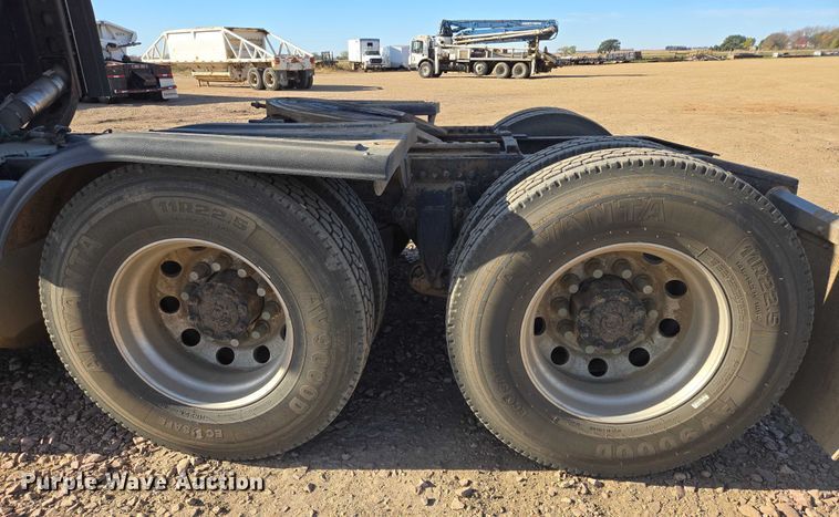 image for item DY1433 2011 Freightliner Cascadia semi truck