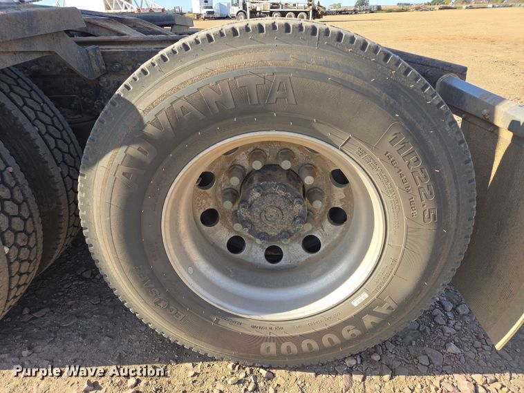 image for item DY1433 2011 Freightliner Cascadia semi truck