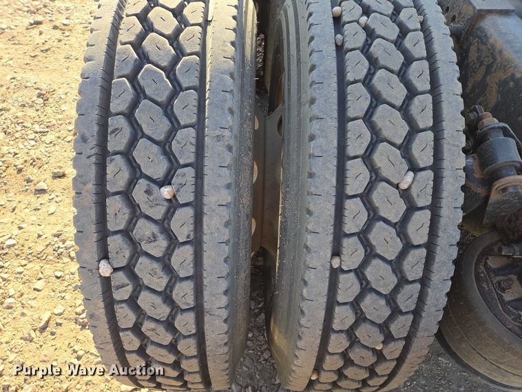 image for item DY1433 2011 Freightliner Cascadia semi truck