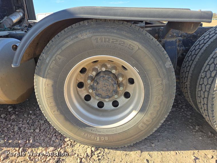 image for item DY1433 2011 Freightliner Cascadia semi truck