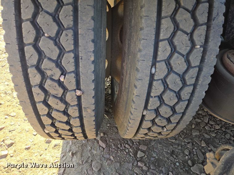 image for item DY1433 2011 Freightliner Cascadia semi truck