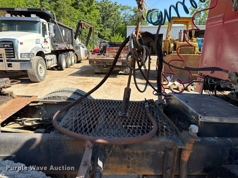 image for item DZ4082 1984 Autocar semi truck