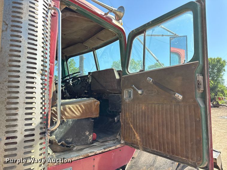 image for item DZ4082 1984 Autocar semi truck