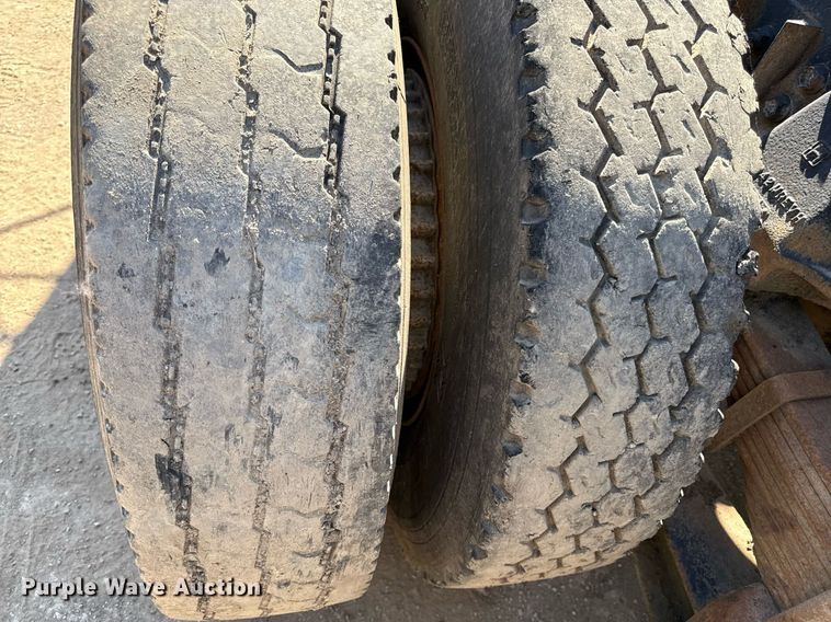 image for item DZ4082 1984 Autocar semi truck