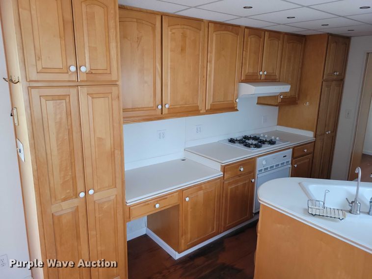 image for item DZ6611 1997 Fruehauf FBHLP9 camper