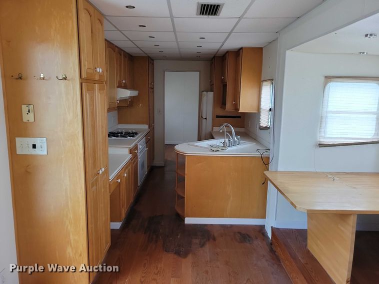 image for item DZ6611 1997 Fruehauf FBHLP9 camper