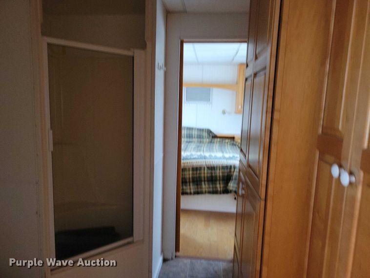 image for item DZ6611 1997 Fruehauf FBHLP9 camper