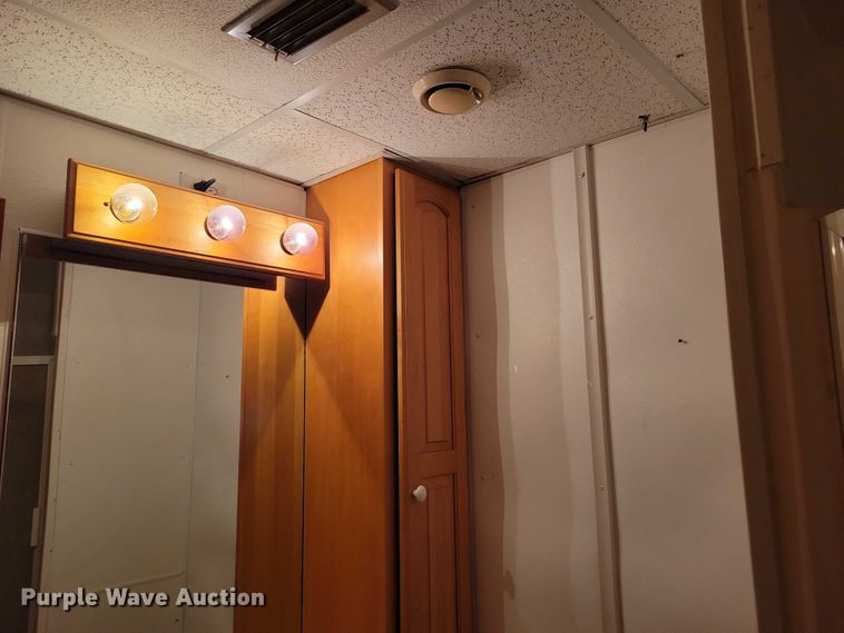 image for item DZ6611 1997 Fruehauf FBHLP9 camper