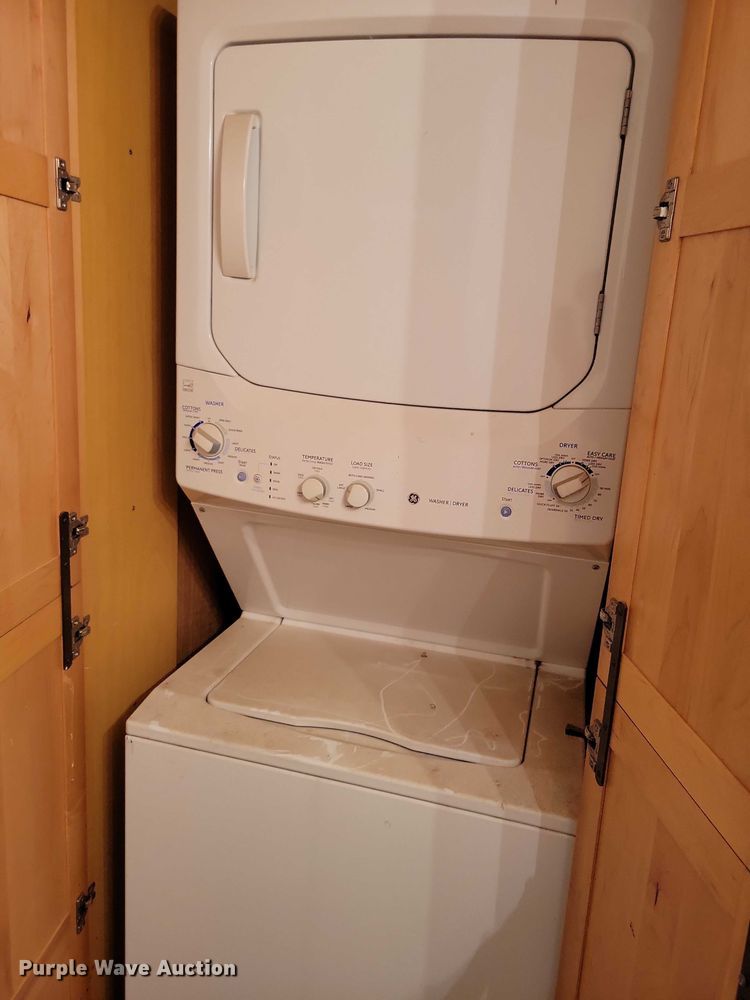 image for item DZ6611 1997 Fruehauf FBHLP9 camper