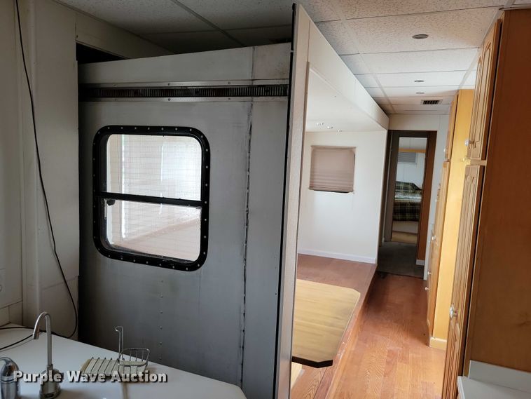 image for item DZ6611 1997 Fruehauf FBHLP9 camper