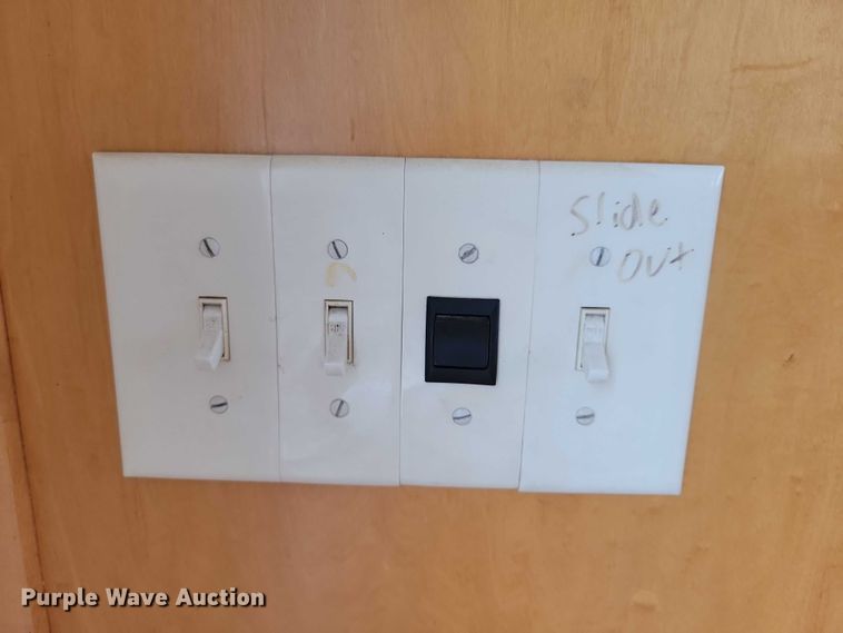 image for item DZ6611 1997 Fruehauf FBHLP9 camper