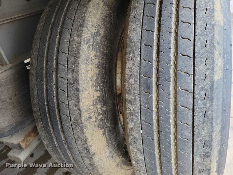 image for item DZ6611 1997 Fruehauf FBHLP9 camper