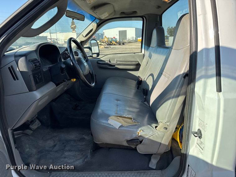 image for item EA1951 2006 Ford F550 truck cab and chassis