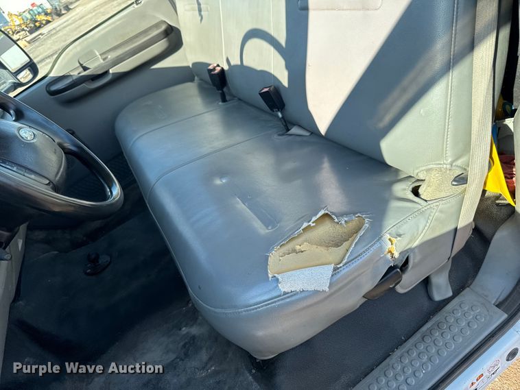 image for item EA1951 2006 Ford F550 truck cab and chassis