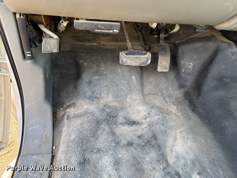 image for item EA1951 2006 Ford F550 truck cab and chassis