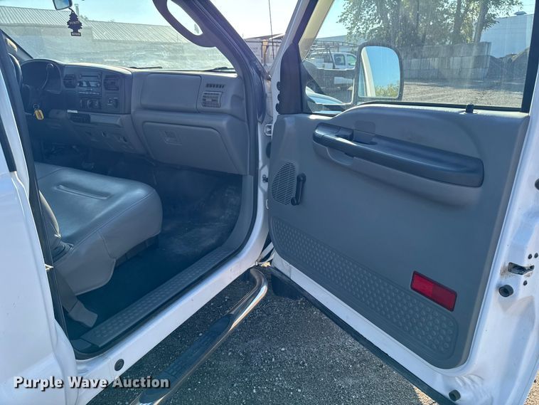 image for item EA1951 2006 Ford F550 truck cab and chassis